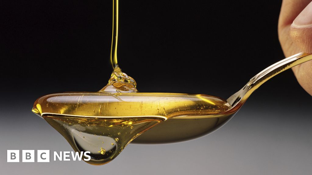 'Golden tongue' helps ensure maple syrup quality - BBC News