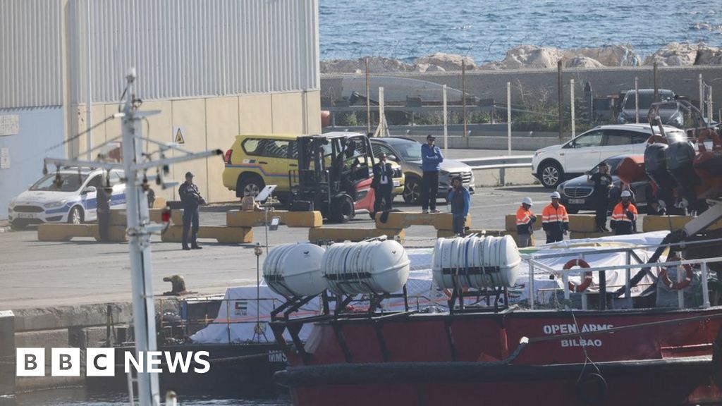 Кораб превозвайки почти 200 тона храна за Газа напусна пристанище