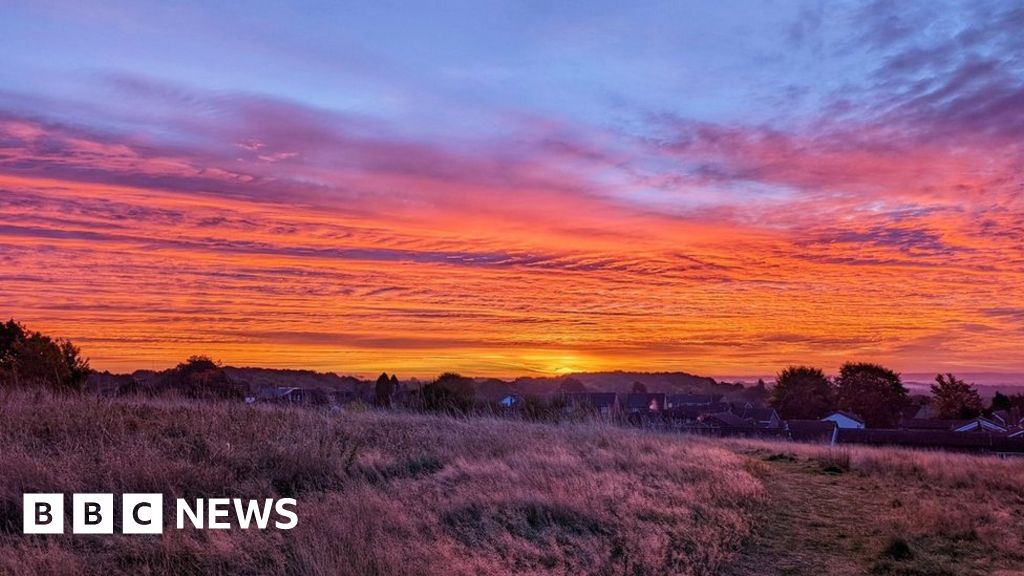 Spectacular sunsets light up UK skies - BBC News