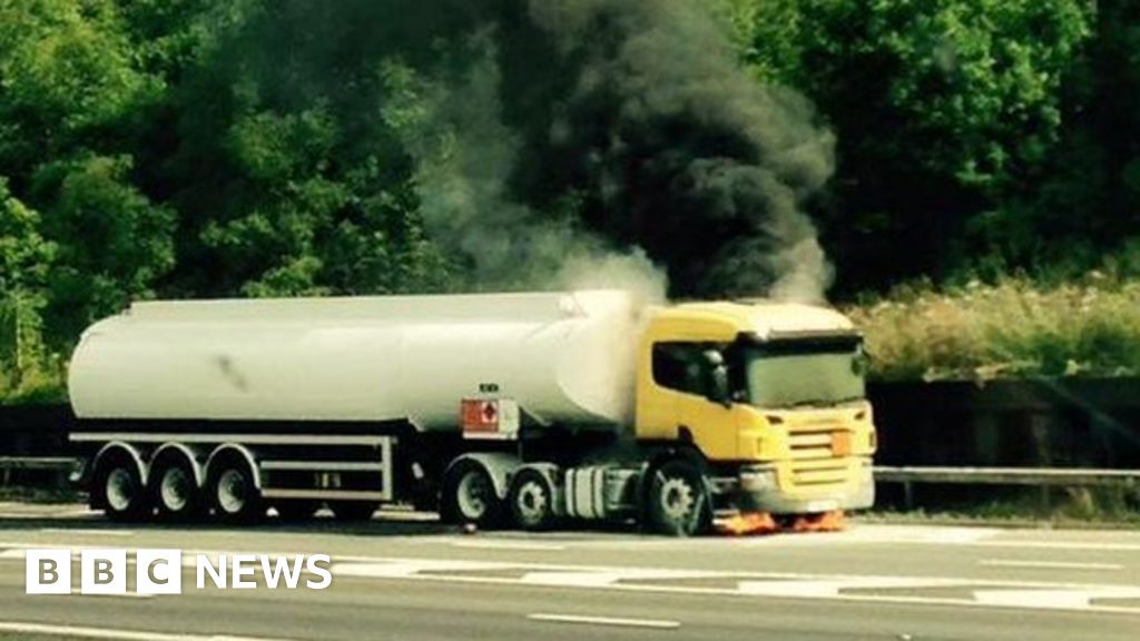 Delayed Drivers On M25 In Surrey Seen Making U-turns - BBC News