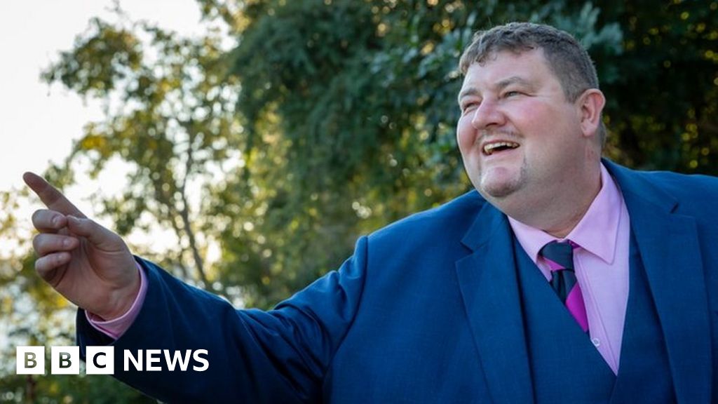 Herefordshire dad loses 10 stone dancing on TikTok - BBC News