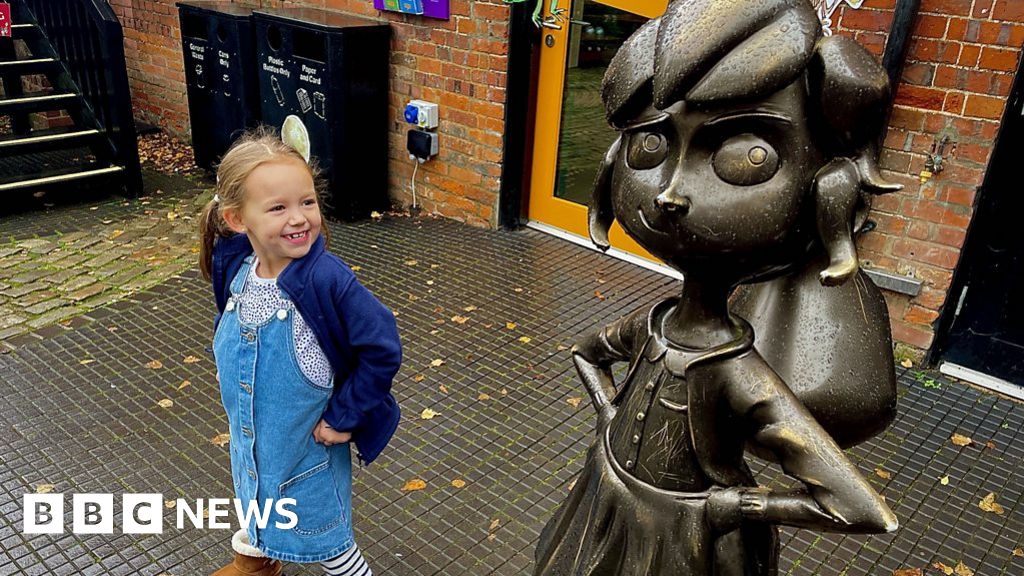 Roald Dahl fan, six, traces his steps in Great Missenden BBC News