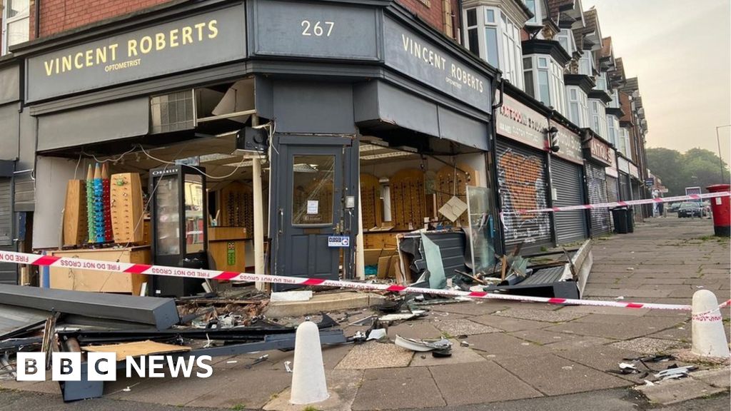 Suspected Drink-driver Crashes Into Kings Heath Opticians - Bbc News