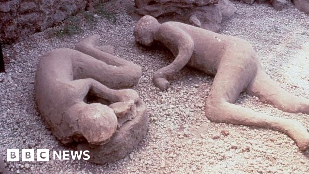 pompeii volcano statues