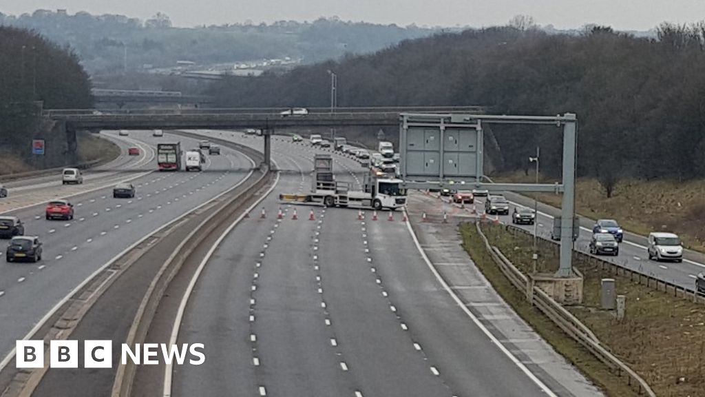  M1  crash in Nottinghamshire leads to hours of delays BBC 