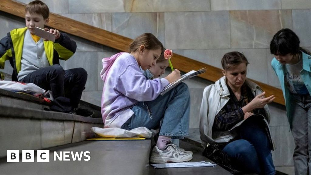 Войната в Украйна: Обратно на училище под руски атаки