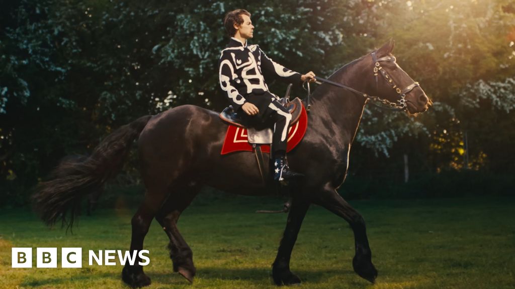 Harry Styles: How pop star was taught to ride a horse for video