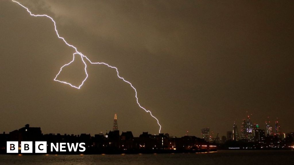 Closest Lightning Strike Near Me Spectacular Lightning Strikes Parts Of Uk - Bbc News