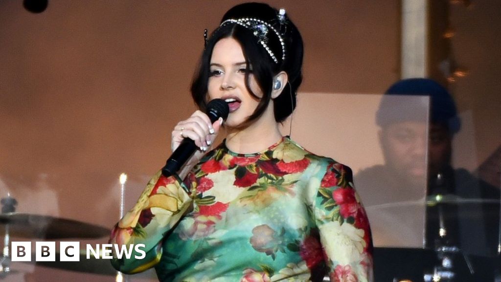 Lana Del Rey apologizes for truncated Glastonbury show