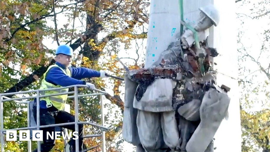 Poland demolishes Soviet-era monuments – BBC News