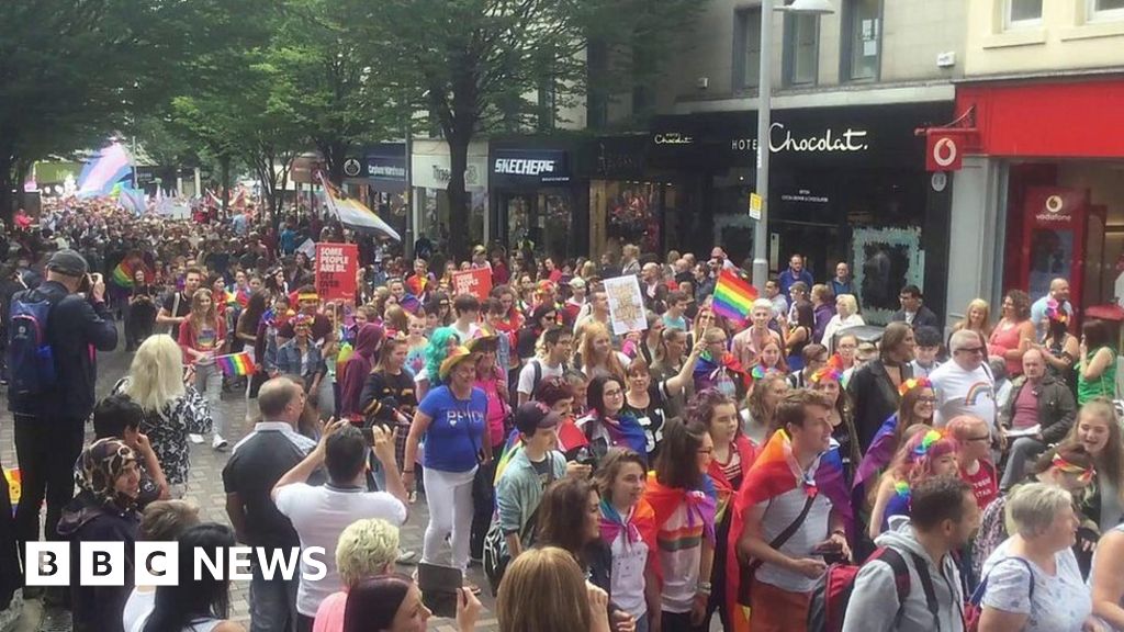 Nottinghamshire Pride attracts thousands - BBC News