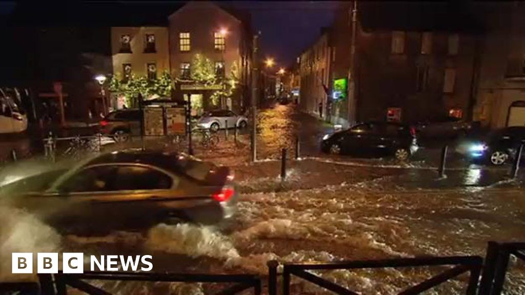 Galway flooding as Storm Eleanor strikes - BBC News