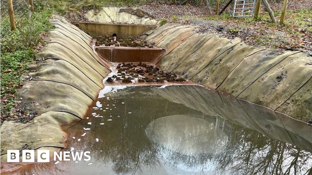Ynysddu: Caerphilly council let contaminated water spill onto road 