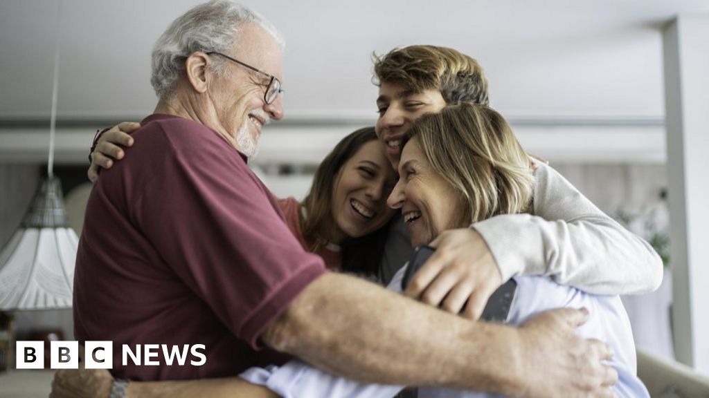 Coronavirus: Facemasks in shops to be compulsory in Wales