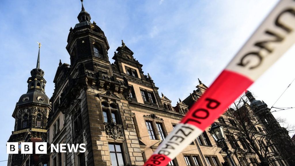 Dresden Green Vault robbery: Priceless diamonds stolen - BBC News