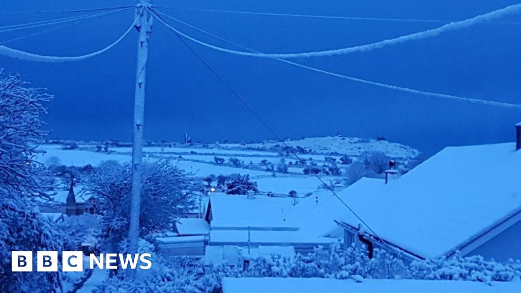 Cornwall snow: Schools shut and roads blocked