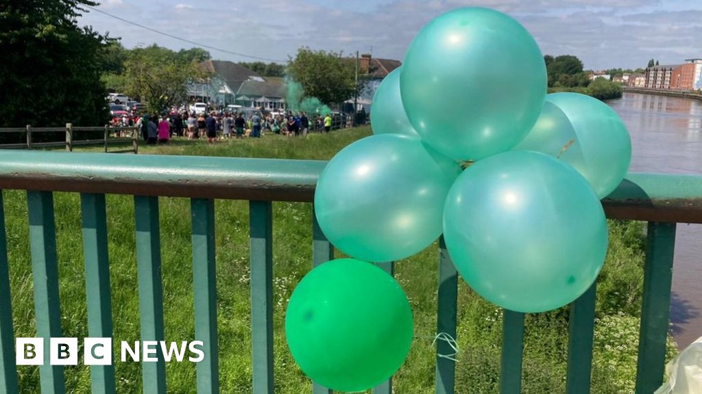 Oliwier Kaczmarowski Town pays tribute to boy found dead in river