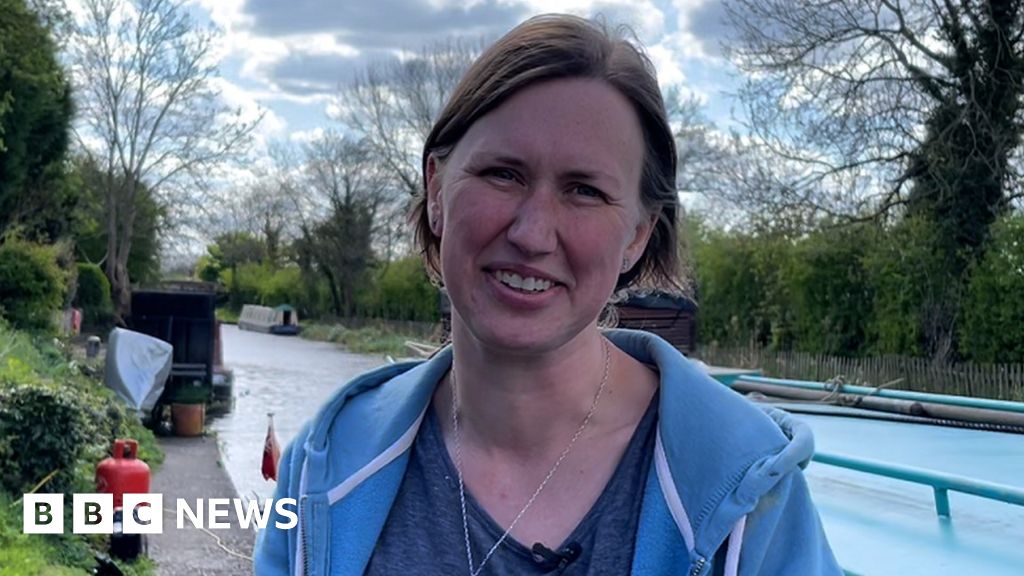 Cheshire narrowboat signwriter encourages more to try the job