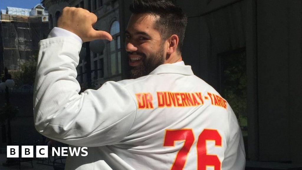 NFL player Laurent Duvernay-Tardif graduates medical school - BBC News