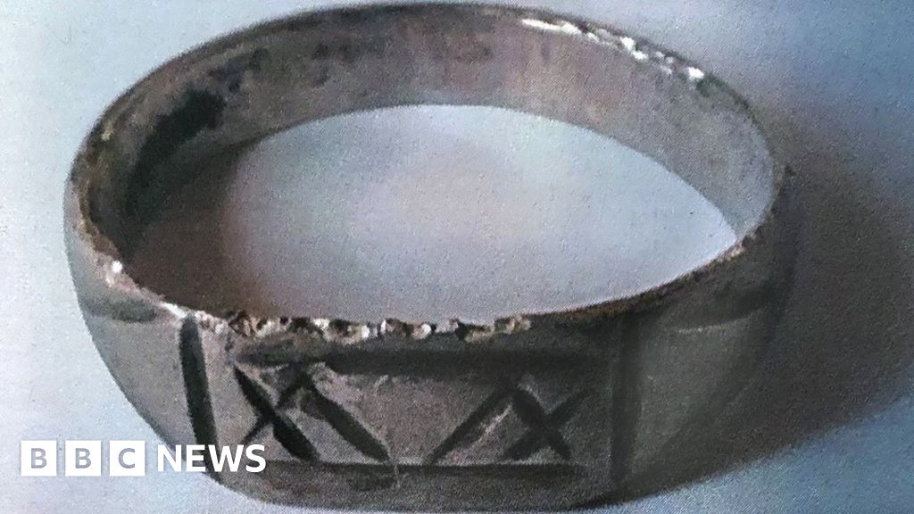Silver Roman ring found in Cotswolds declared treasure 