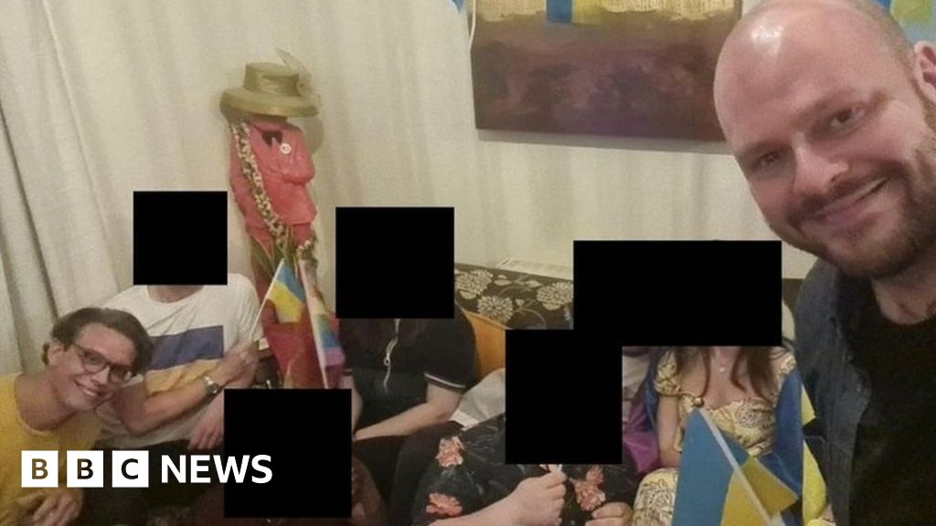 Hackney mayor suspended by Labour over photo with arrested councillor