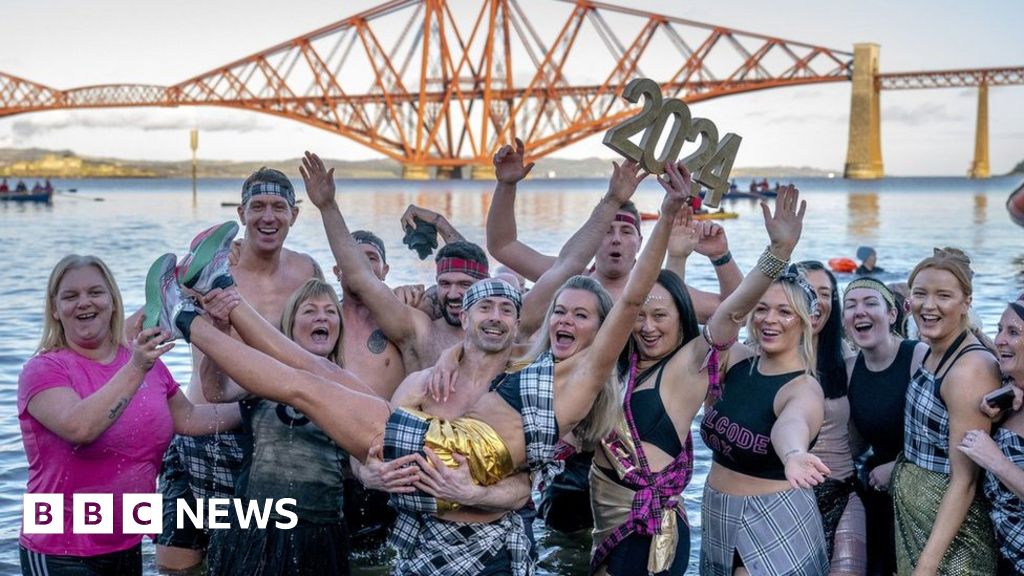 Loony Dookers brave icy Forth for New Year's Day plunge