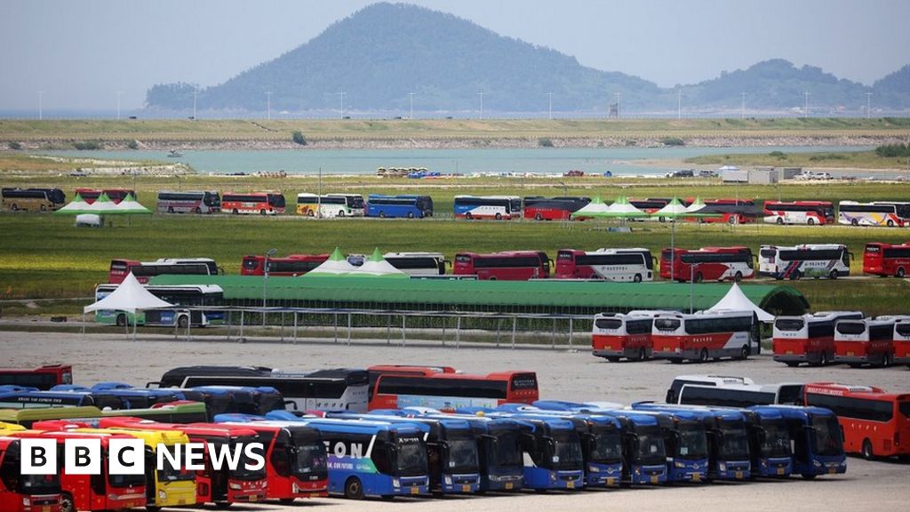 Южна Корея: 1000 автобуса евакуират скаути от засегнатото от бедствие World Jamboree