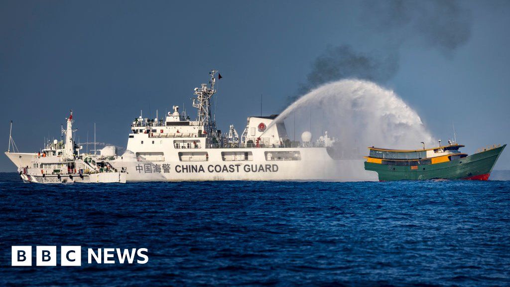 وتقول الصين إن الفلبين تقاطع اتفاق بحر الصين الجنوبي وسط تصاعد التوترات
