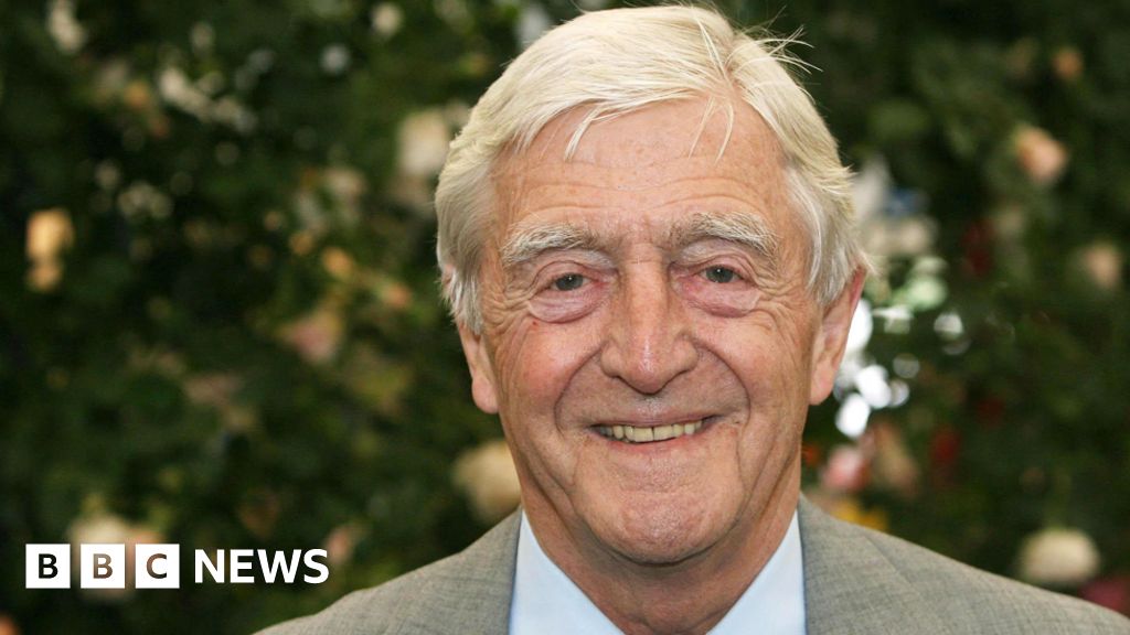 Photo of Sir Michael Parkinson: Moderátor chatovej šou zomrel vo veku 88 rokov