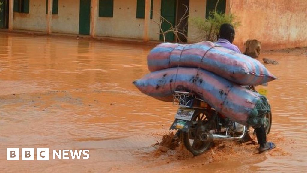 niger-floods-force-thousands-from-homes-in-niamey