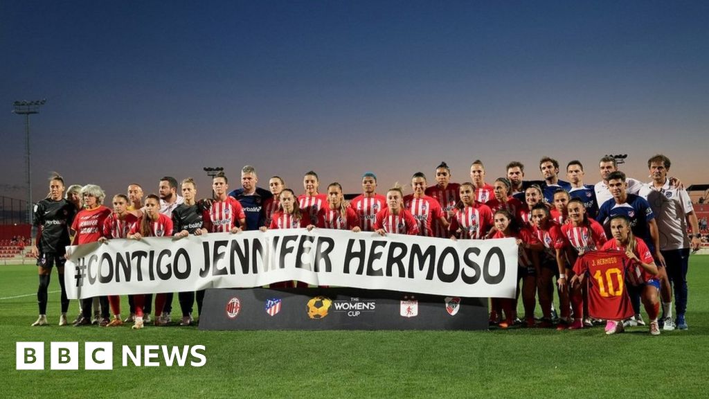 Джени Хермосо: Играчи и фенове подкрепят звездата от Световното първенство на Испания в реда за целувки