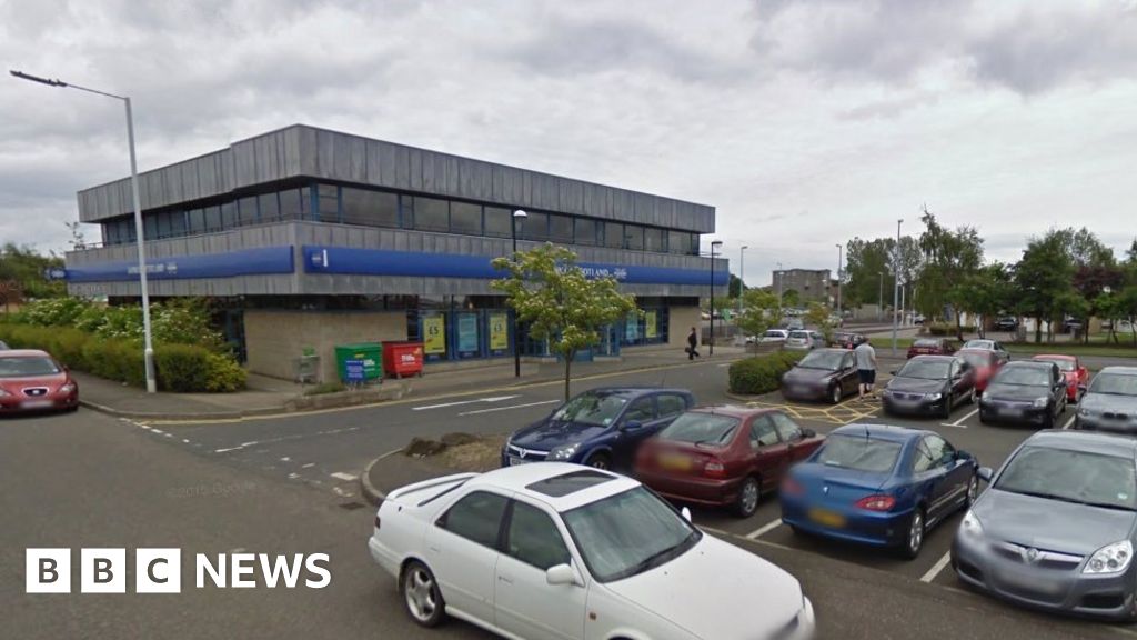 Armed robber targets Kirkcaldy bank branch