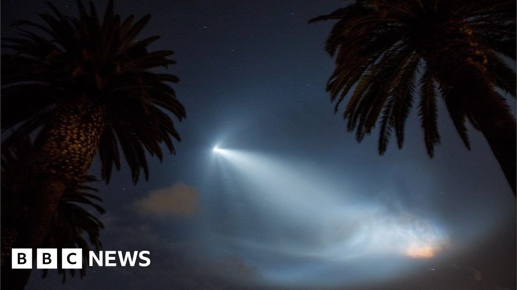 SpaceX lights up California skies - BBC News