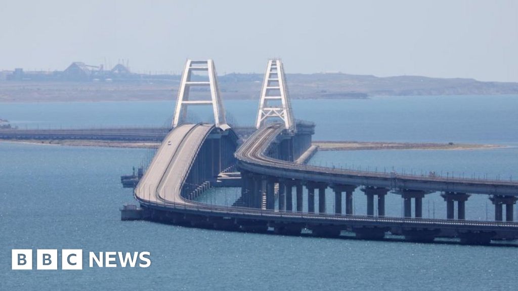 Война в Украйна: Мостът на Крим е насочен от ракети, казва Русия