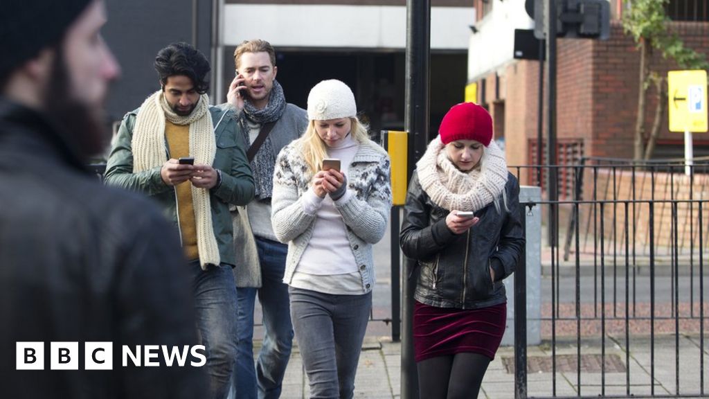 Smartphone Use Blamed For Road Deaths - BBC News