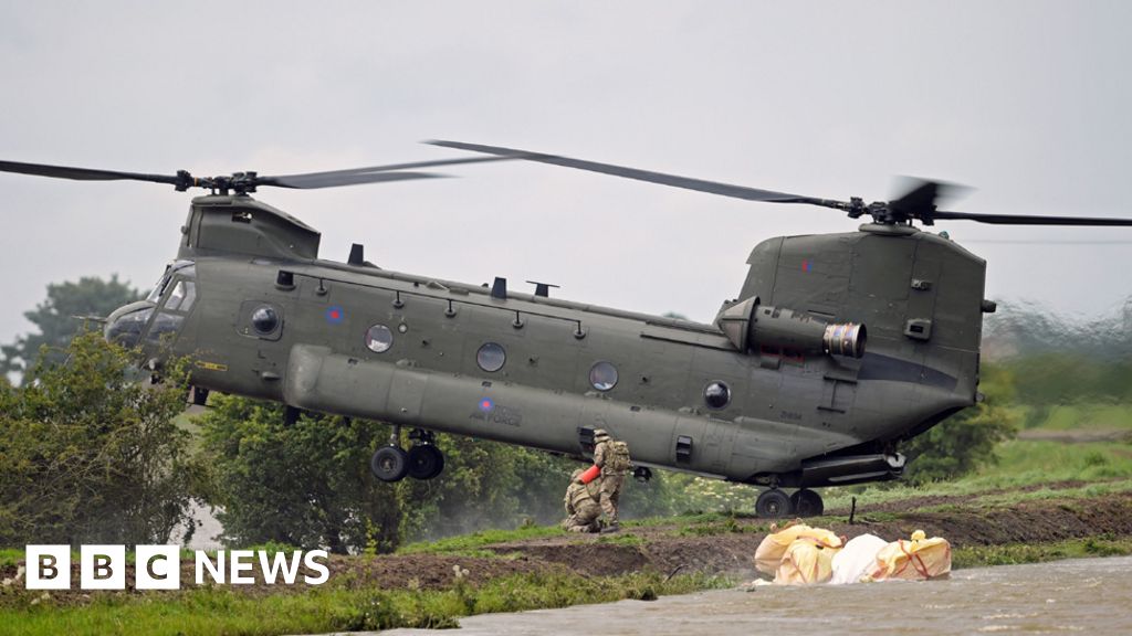 Raf Chinook Helicopters Use 270 Tonnes Of Ballast To Plug A Gap In A Lincolnshire River Bbc News 