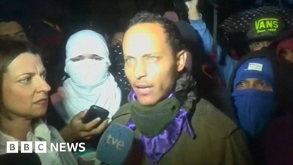 Oscar Pérez, fugitive Venezuelan pilot, reappears at vigil BBC News