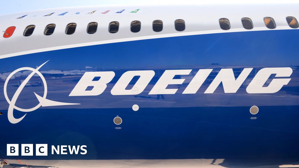 Dubai Airshow: Boeing wins $15bn order from Emirates