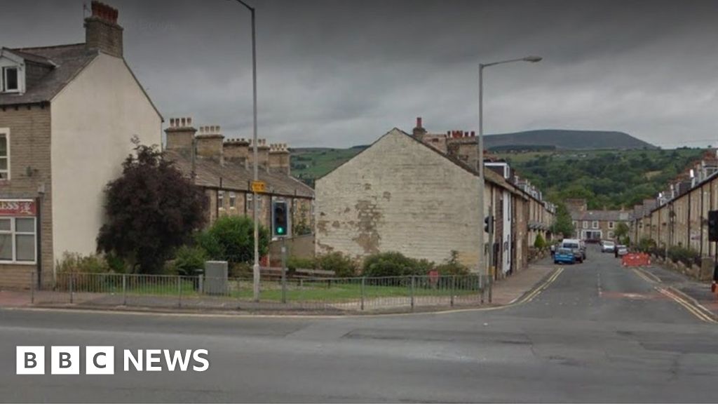 Nelson crash Two held after nine injured in threecar collision BBC News