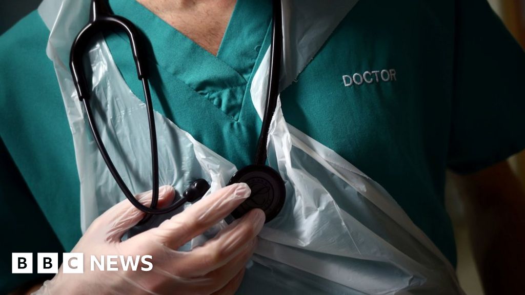 Hot weather adds to NHS pressure as doctors strike