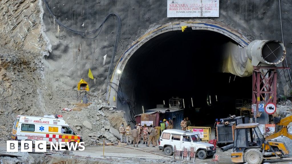 Спасителната работа за спасяването на 41 работници блокирани в тунел