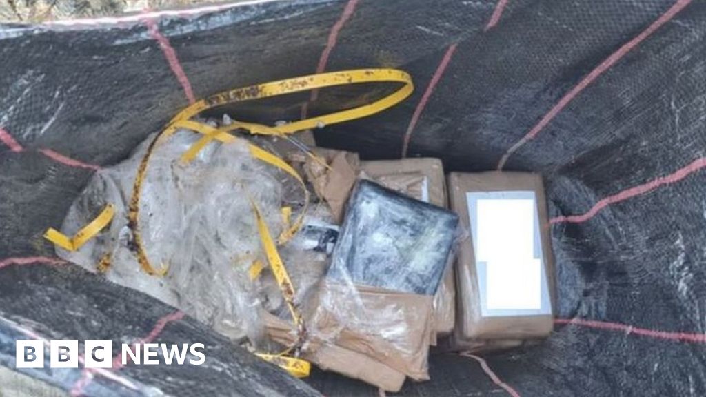 Кокаинови тухли: Пакети с незаконни наркотици изхвърлени на плажовете в Сидни