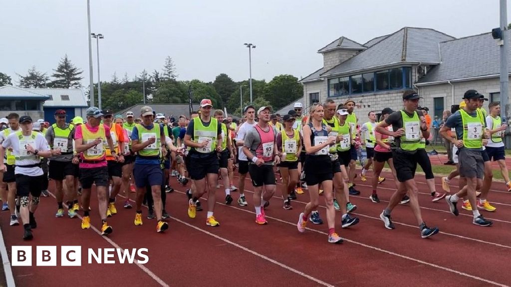 Isle of Man Parish Walk Hundreds set off in annual challenge BBC News