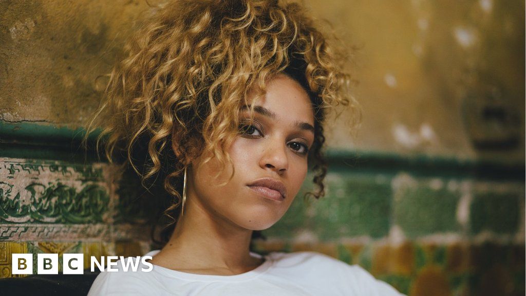 Pop star Izzy Bizu wins BBC Introducing Award - BBC News