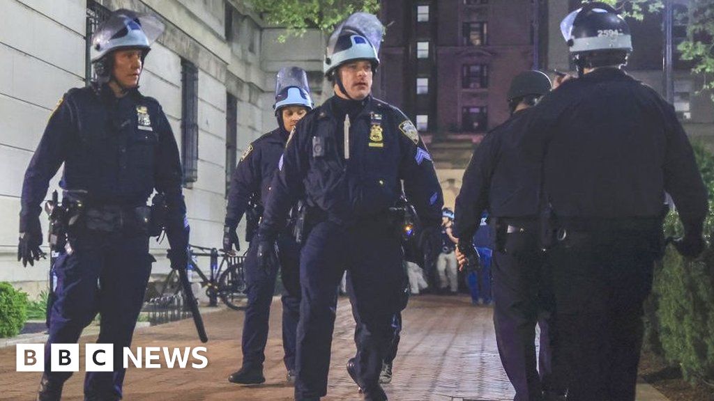 Служител на полицията в Ню Йорк стреля с пистолет, докато освобождаваше протеста в Колумбия