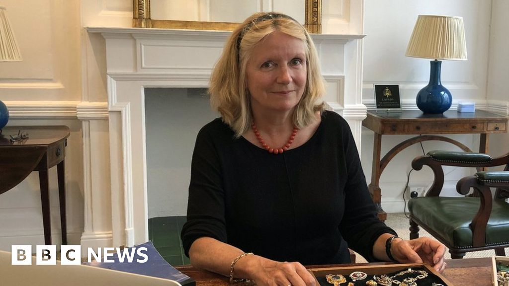 'People no longer go into antiques shops' 'People no longer go into antiques shops'