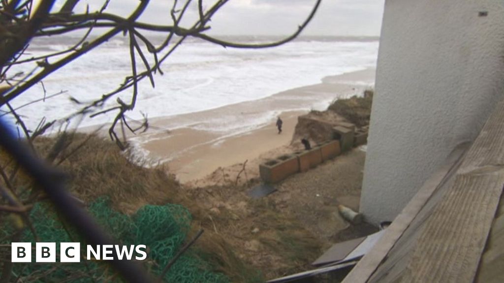 Hemsby clifftop homes 'perilously close' to edge BBC News
