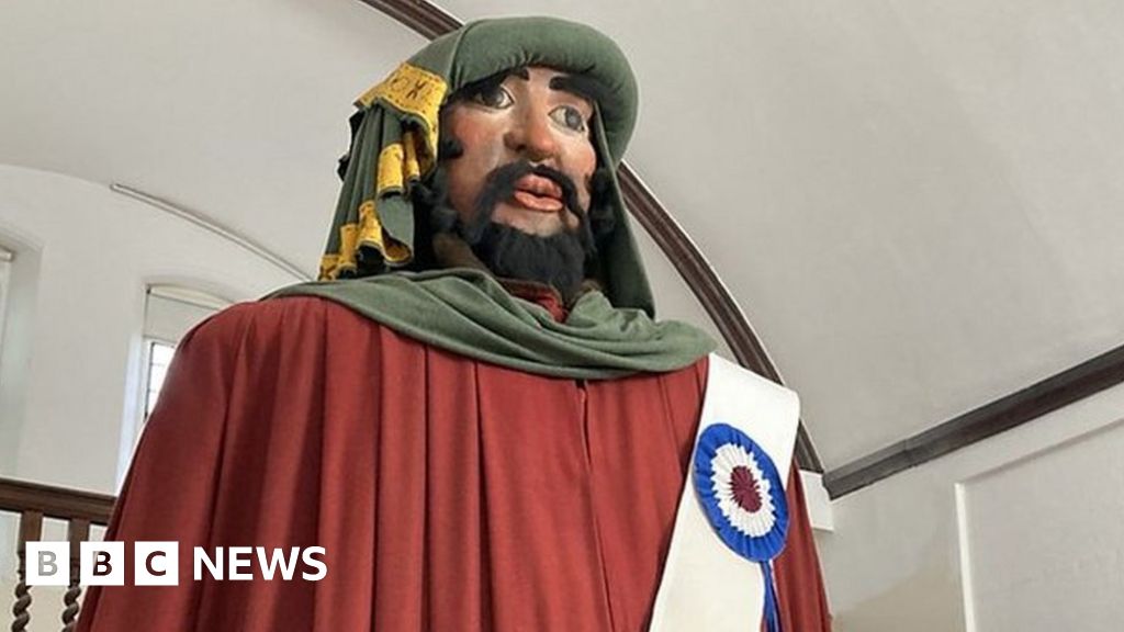 Volunteers needed to carry Salisbury Giant in parades BBC News