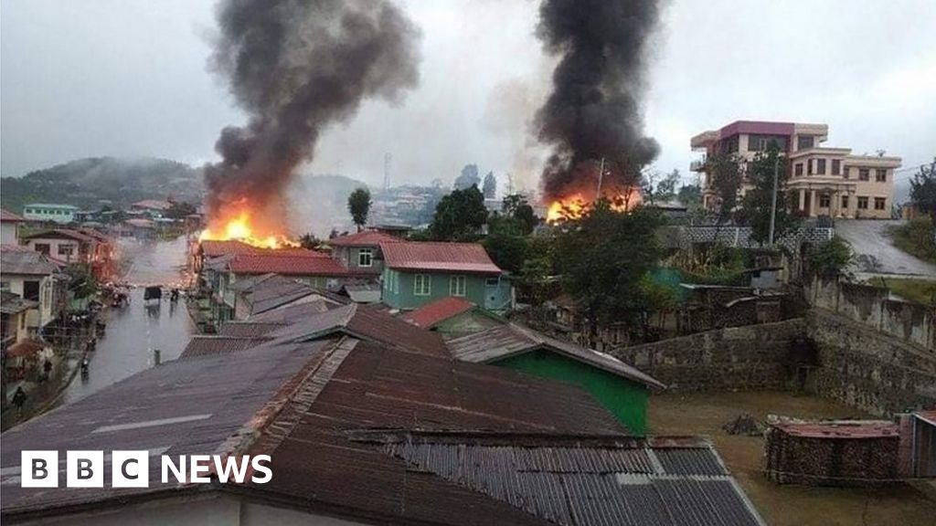 Myanmar: Whole town flees amid fierce fighting