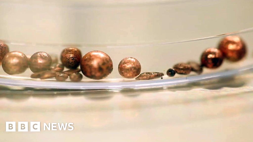 Extracting the valuable metals from your smartphone - BBC News